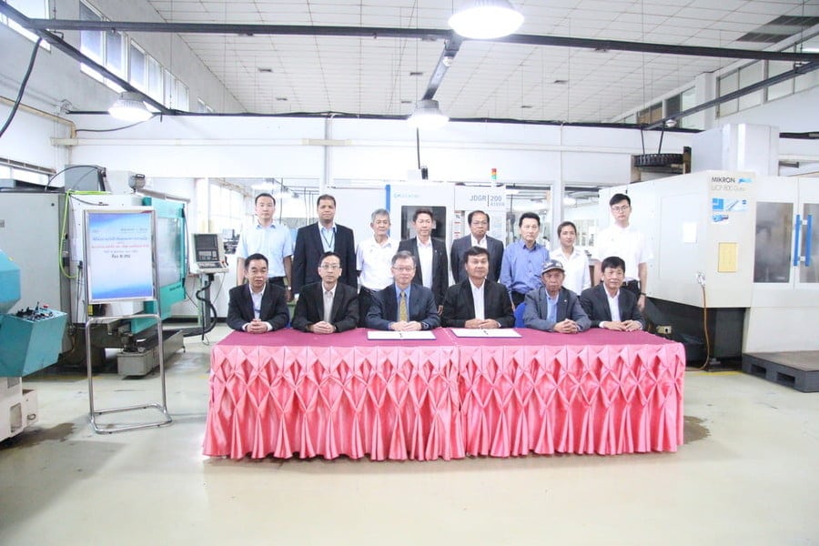 พิธีลงนามการส่งมอบ Jindiao CNC Engraving Machine รุ่น JDGR200