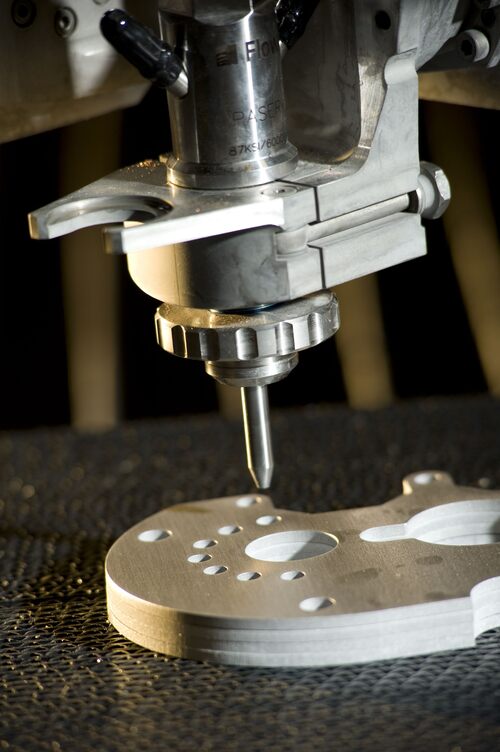 เครื่องตัดโลหะแผ่นด้วยน้ำ ( วอเตอร์เจ็ท : Waterjet ) ที่มีประสิทธิภาพการตัดที่แม่นยำสูงสุด
